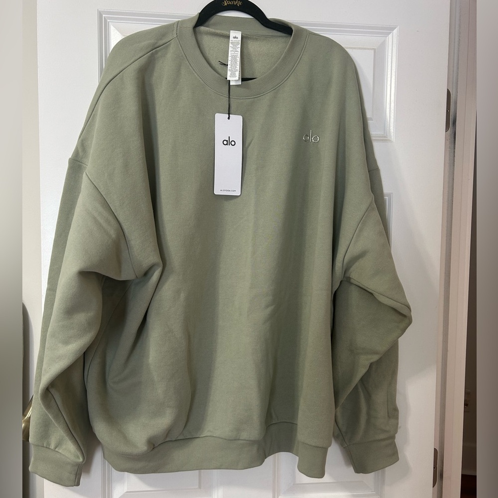 Alo Yoga Accolade Crewneck in Limestone. sold out on website brand new 2XL